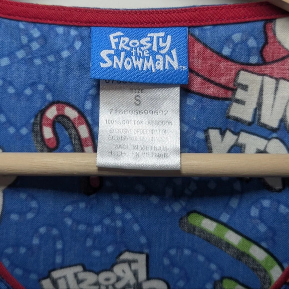 Frosty the Snowman Scrub Top Women's Size Small Blue Frosty Cotton Pockets - Picture 2 of 6